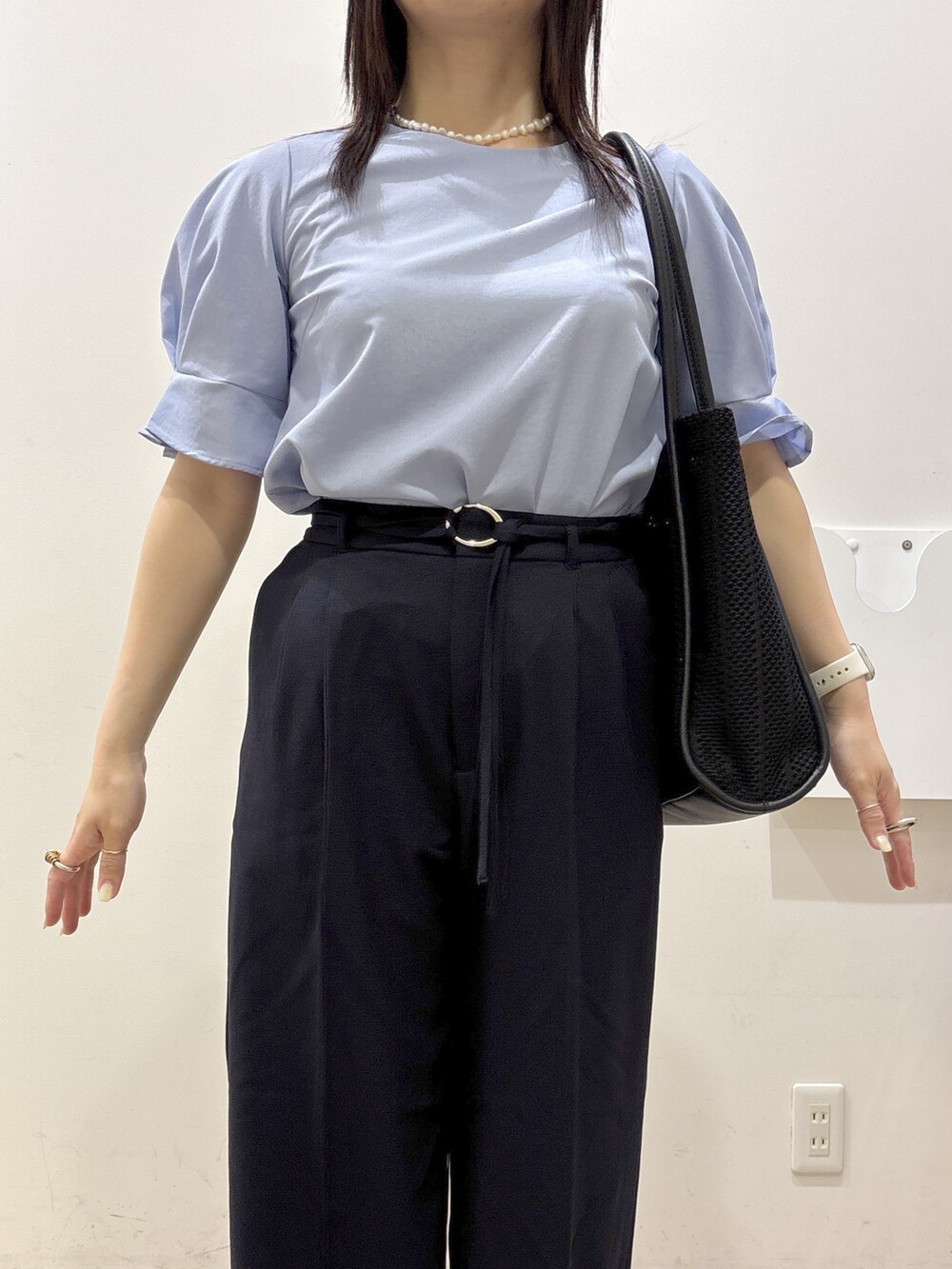 ブルー系のシャツ/ブラウス、ブルー系のその他パンツ、ブラック系のトートバッグを着用したレディースの夏コーディネートの6枚目の写真