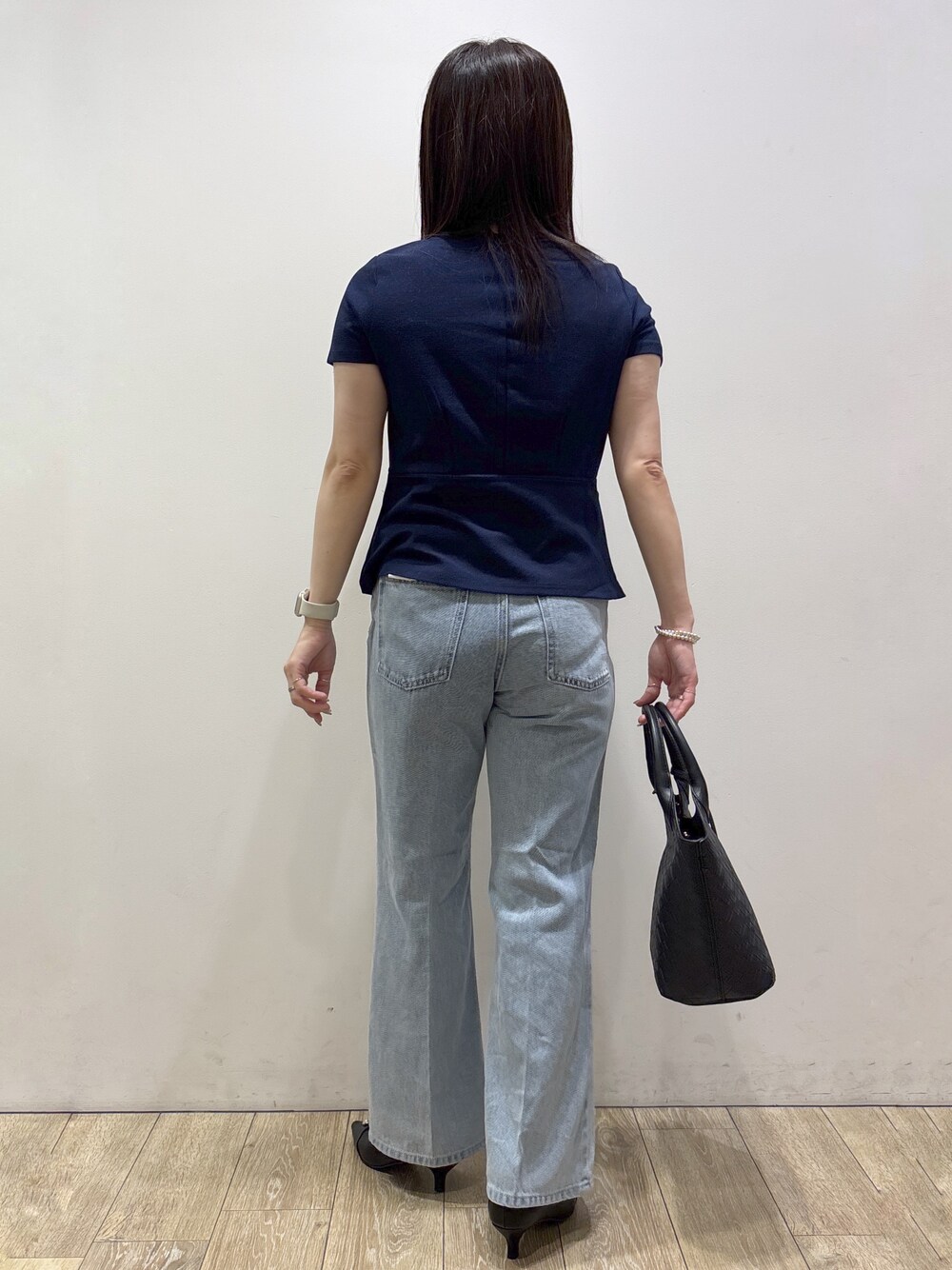 ブルー系のTシャツ/カットソー、ブルー系のその他パンツ、ブラック系のトートバッグを着用したレディースの夏コーディネートの3枚目の写真