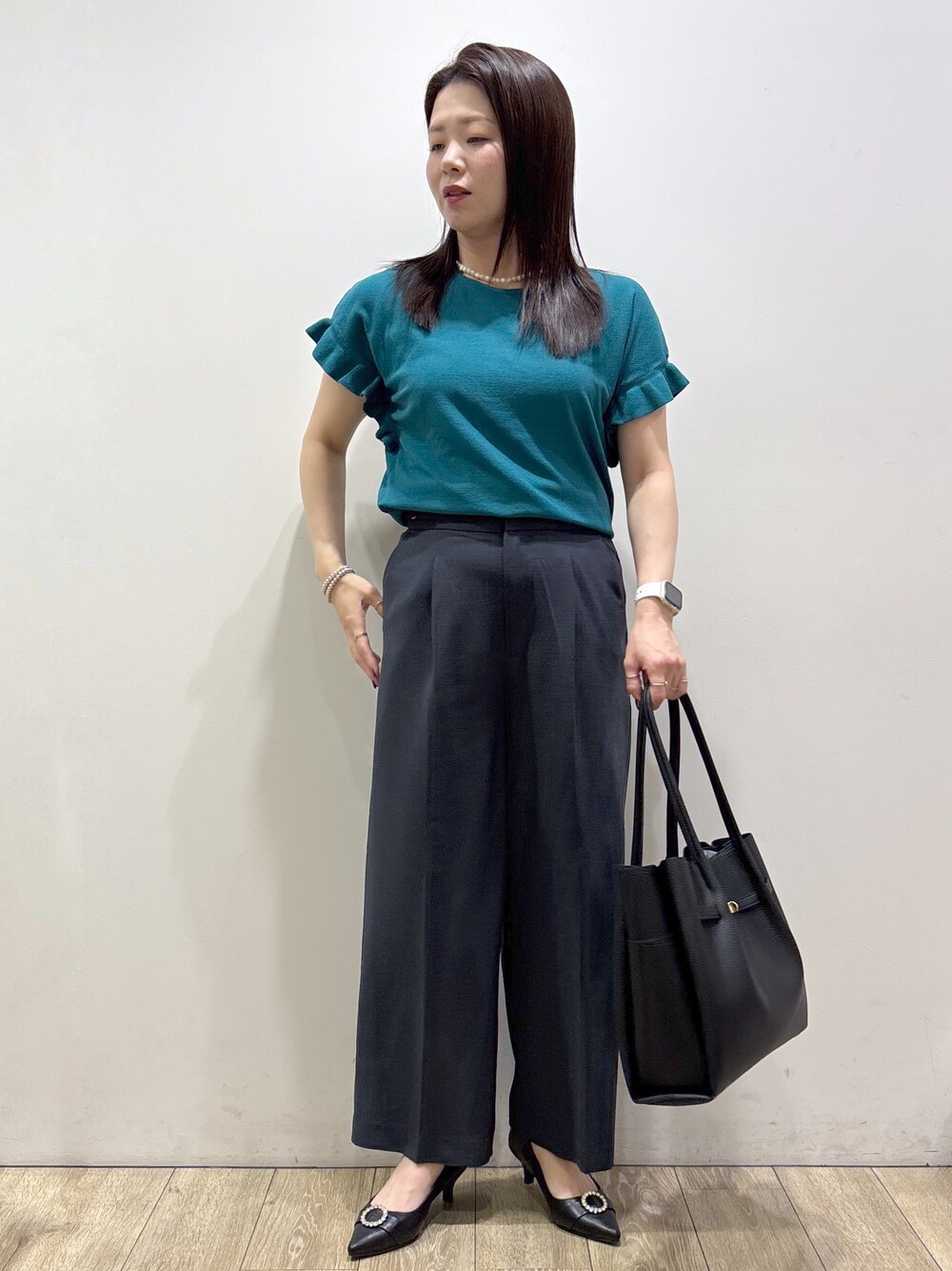 ブルー系のその他パンツ、ブラック系のトートバッグ、ブラック系のパンプスを着用したレディースの夏コーディネートの4枚目の写真