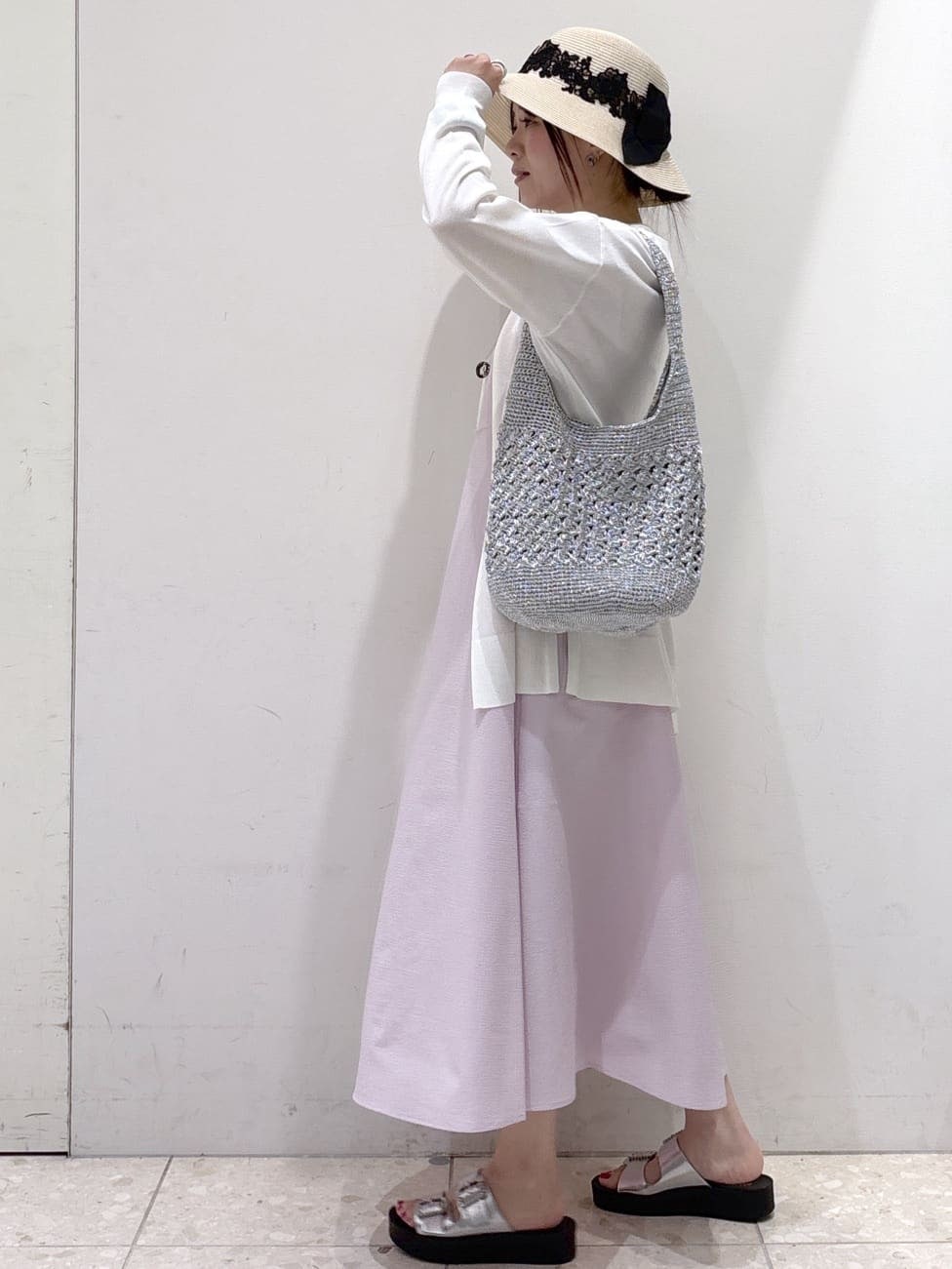 ホワイト系のカーディガン/ボレロ、ピンク系のワンピース、シルバー系のショルダーバッグを着用したレディースの夏コーディネートの4枚目の写真