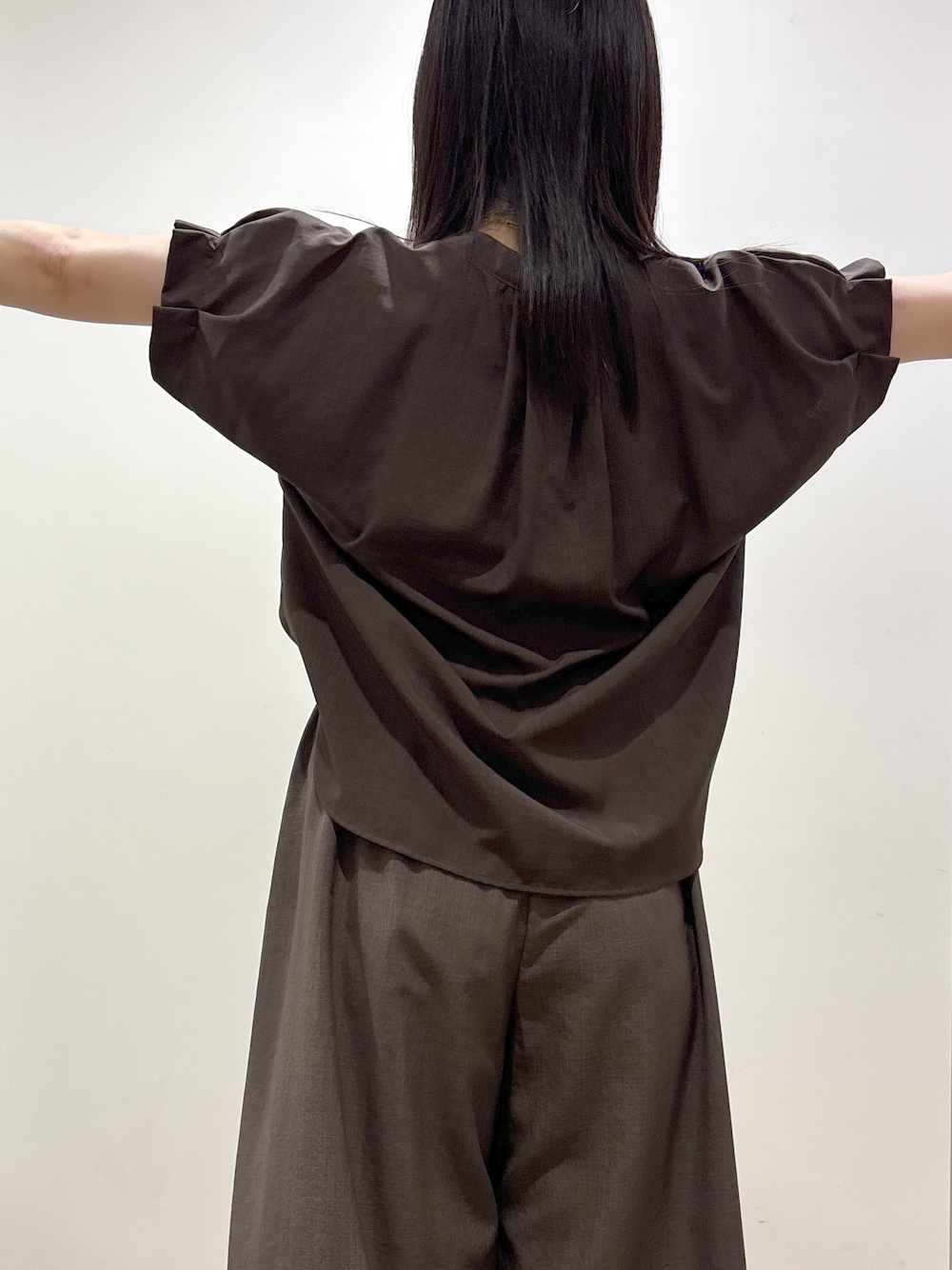 ブラウン系のシャツ/ブラウス、ブラウン系のその他パンツ、ブラック系のトートバッグを着用したレディースの夏コーディネートの8枚目の写真