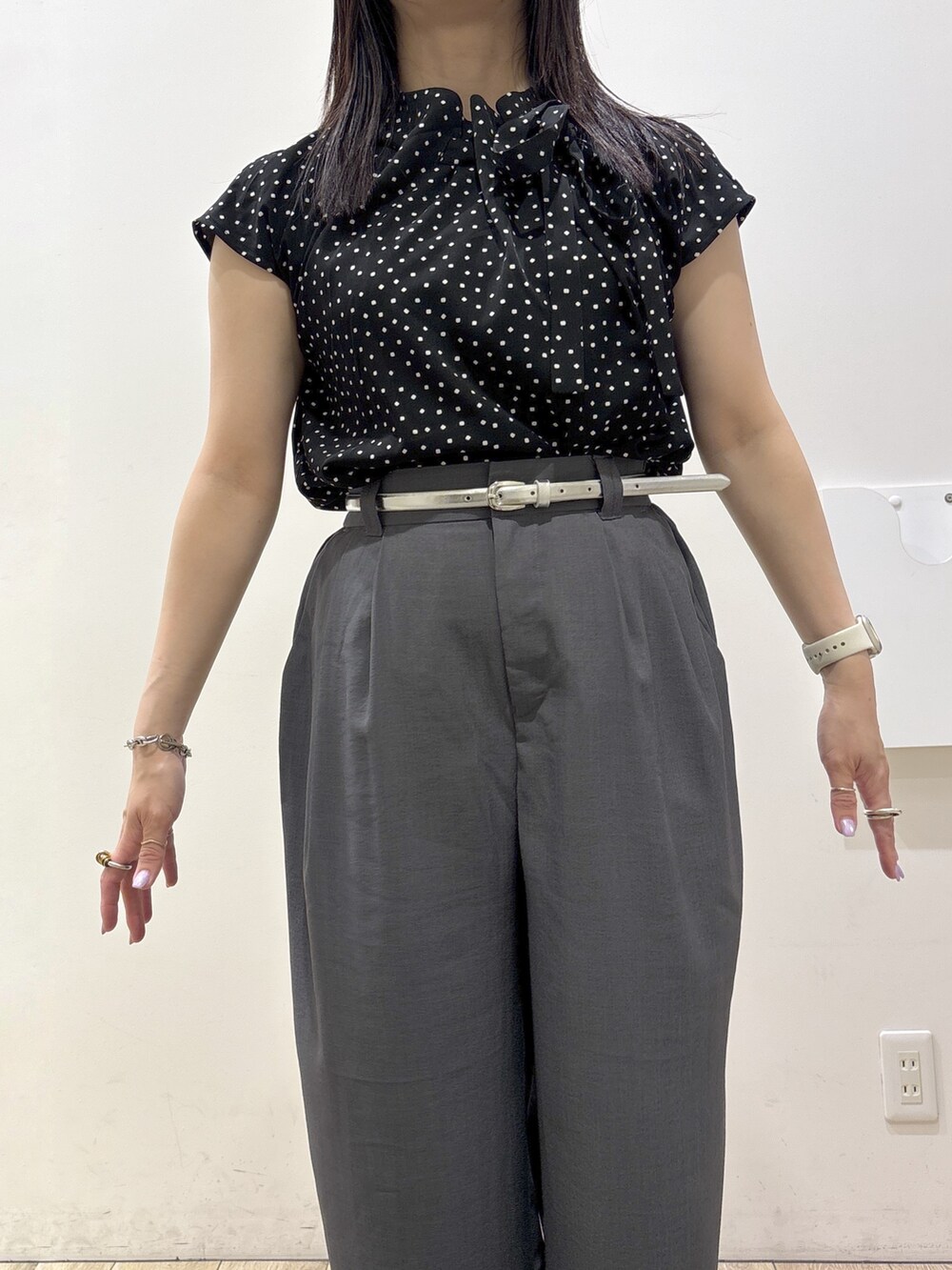 ブラック系のシャツ/ブラウス、グレー系のその他パンツ、ブラック系のトートバッグを着用したレディースの夏コーディネートの7枚目の写真