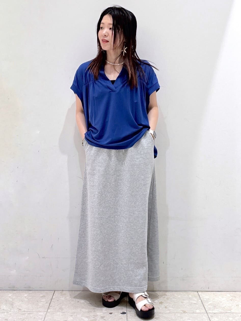 ブルー系のTシャツ/カットソー、グレー系のスカート、ブラック系のトートバッグを着用したレディースの夏コーディネートの7枚目の写真