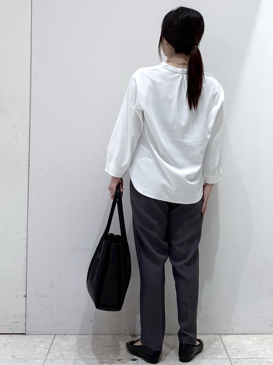 ブラウン系のカーディガン/ボレロ、ホワイト系のTシャツ/カットソー、グレー系のその他パンツを着用したレディースの秋コーディネートの9枚目の写真
