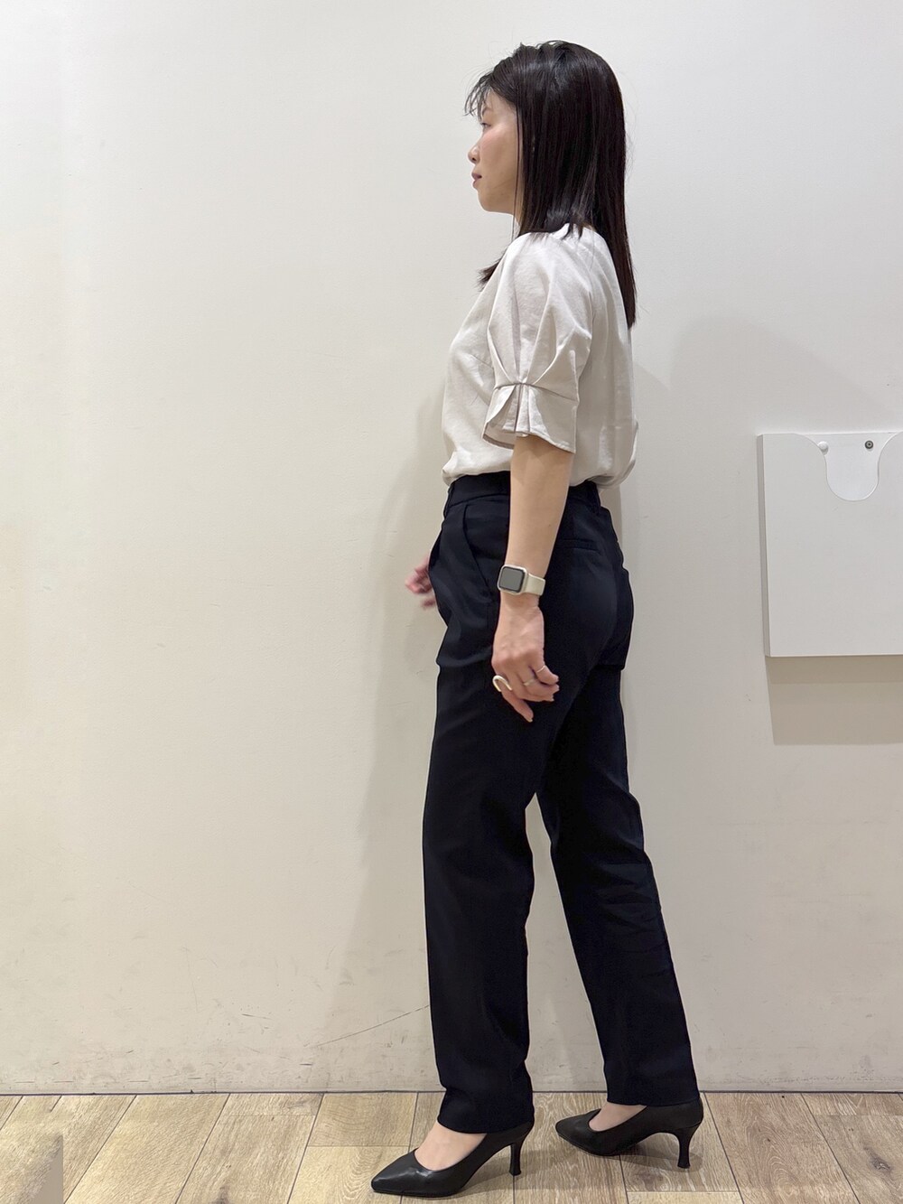 ブラック系のパンプス、グレー系のトートバッグ、ブルー系のその他パンツを着用したレディースの春コーディネートの8枚目の写真