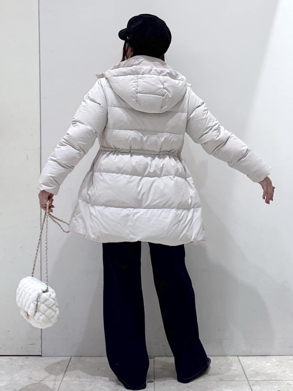 ベージュ系のダウンジャケット/コート、ピンク系のニット/セーター、ブルー系のデニムパンツを着用したレディースの冬コーディネートの3枚目の写真