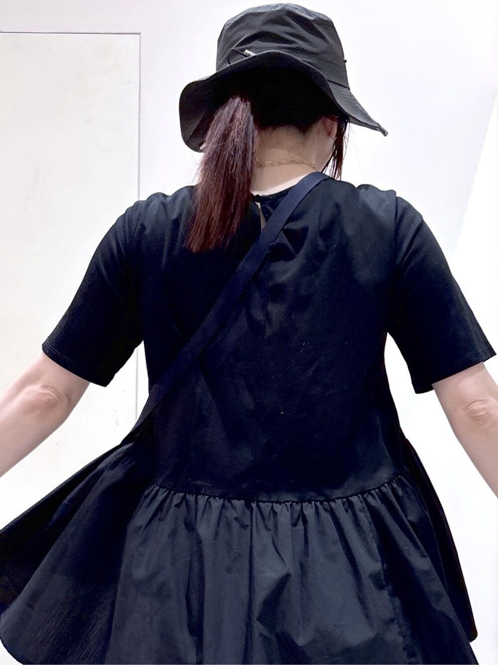ブラック系のTシャツ/カットソー、ブルー系のその他パンツ、ブルー系のショルダーバッグを着用したレディースの夏コーディネートの5枚目の写真