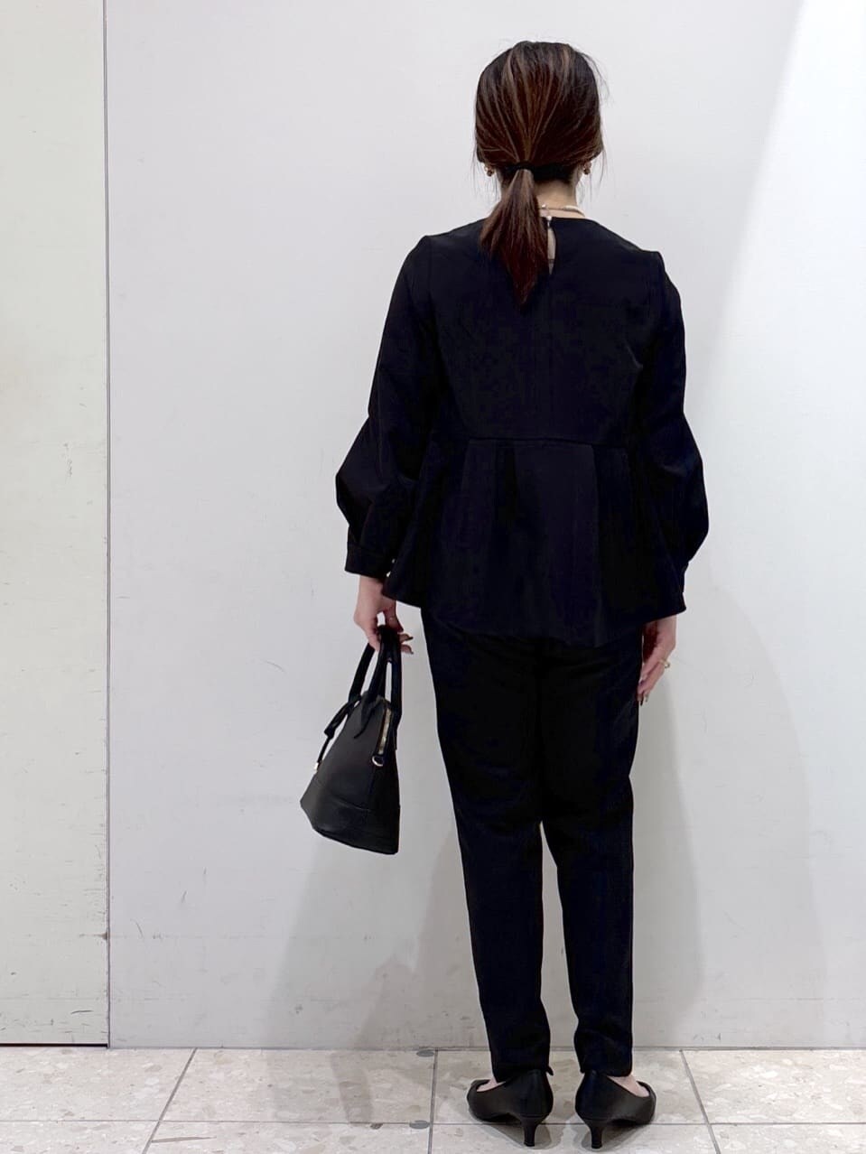 ブラック系のシャツ/ブラウス、ブラック系のその他パンツ、ブラック系のハンドバッグを着用したレディースの冬コーディネートの3枚目の写真