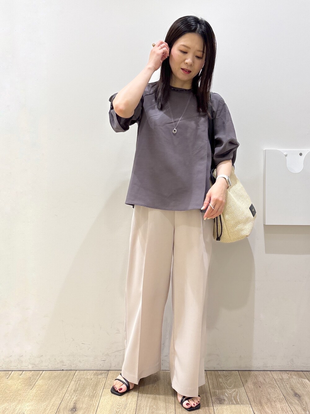 ブラウン系のシャツ/ブラウス、ベージュ系のその他パンツ、ホワイト系のトートバッグを着用したレディースの夏コーディネートの5枚目の写真