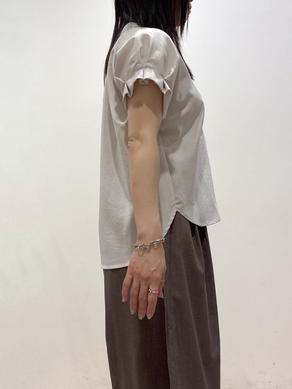 ベージュ系のシャツ/ブラウス、ブラウン系のその他パンツ、グレー系のトートバッグを着用したレディースの夏コーディネートの9枚目の写真