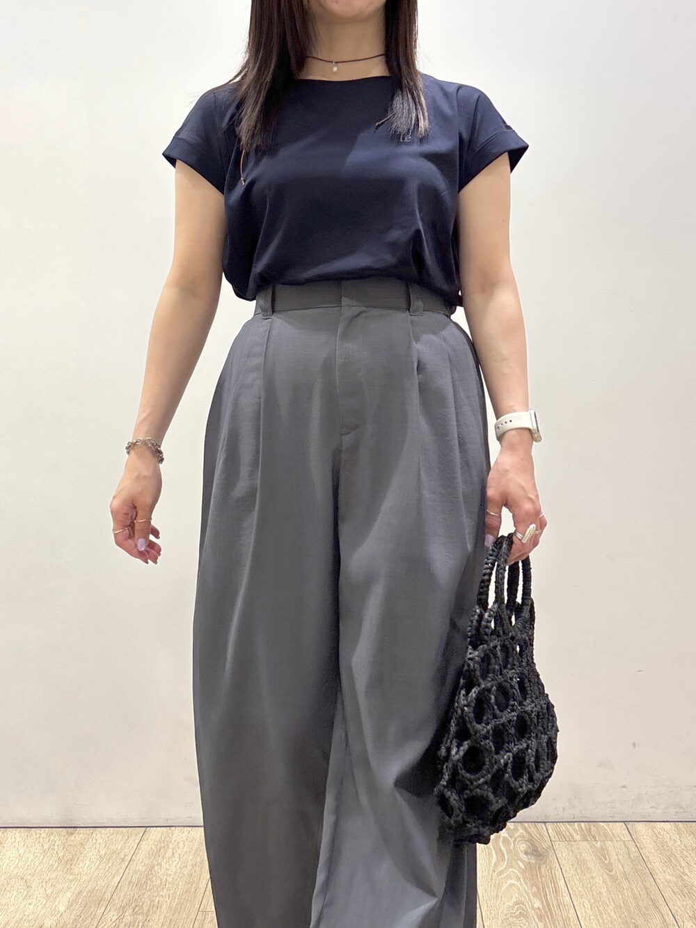 ブルー系のTシャツ/カットソー、グレー系のその他パンツ、ブラック系のハンドバッグを着用したレディースの夏コーディネートの6枚目の写真