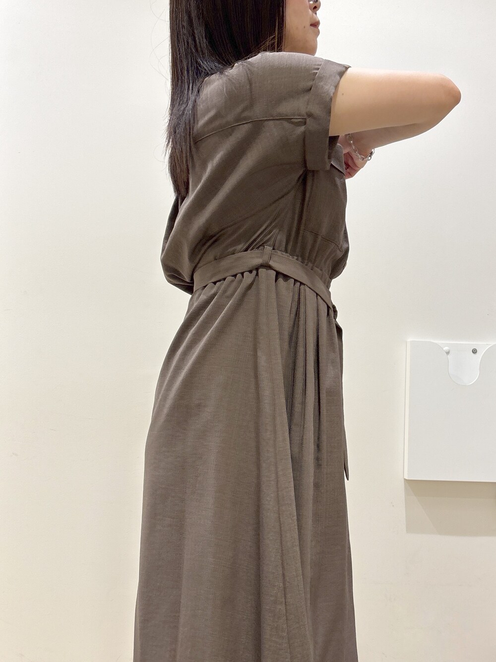 ブラウン系のワンピース、ブラウン系のトートバッグ、ベージュ系のサンダルを着用したレディースの夏コーディネートの8枚目の写真