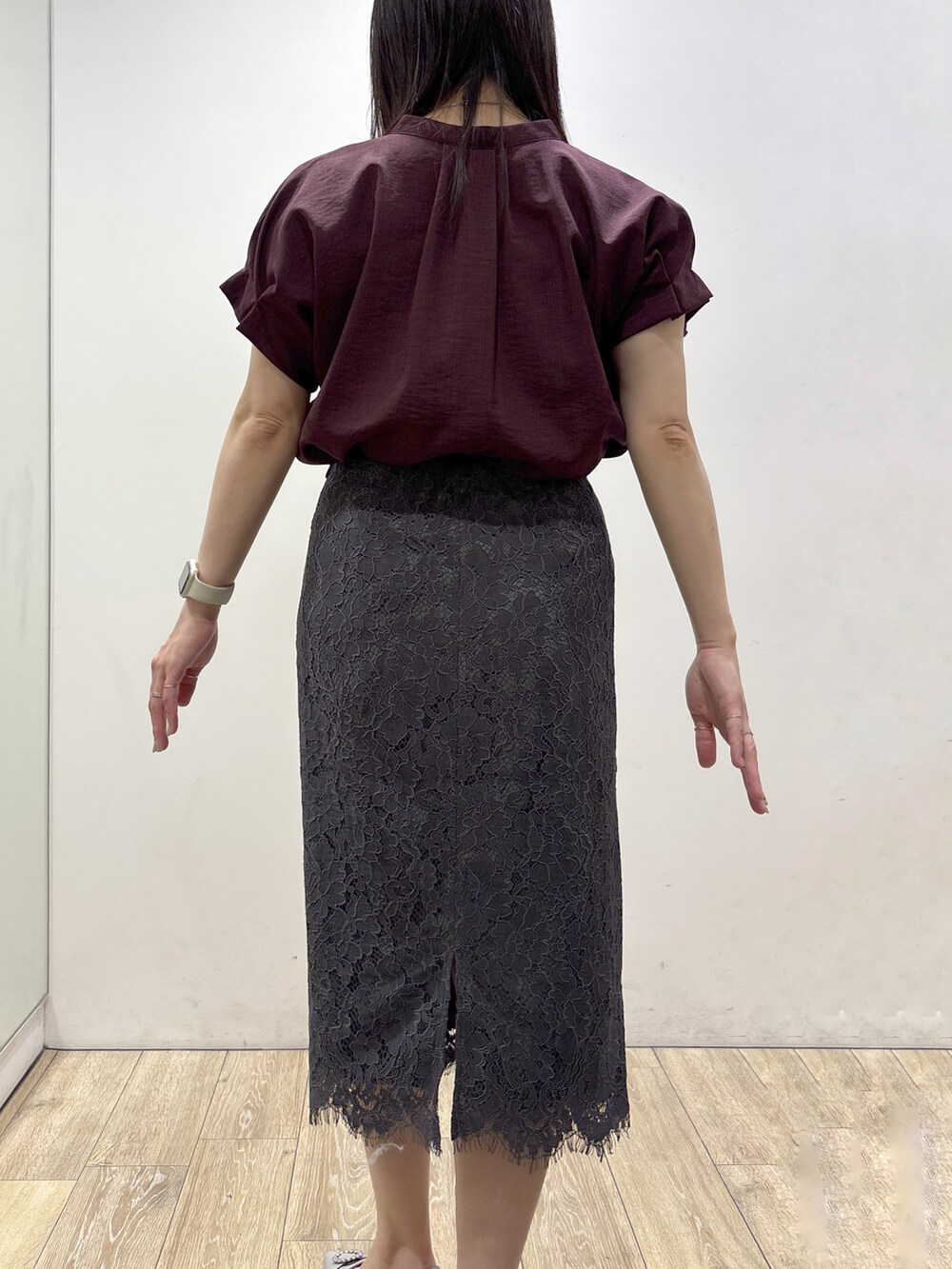 レッド系のシャツ/ブラウス、グレー系のスカート、グレー系のトートバッグを着用したレディースの夏コーディネートの8枚目の写真