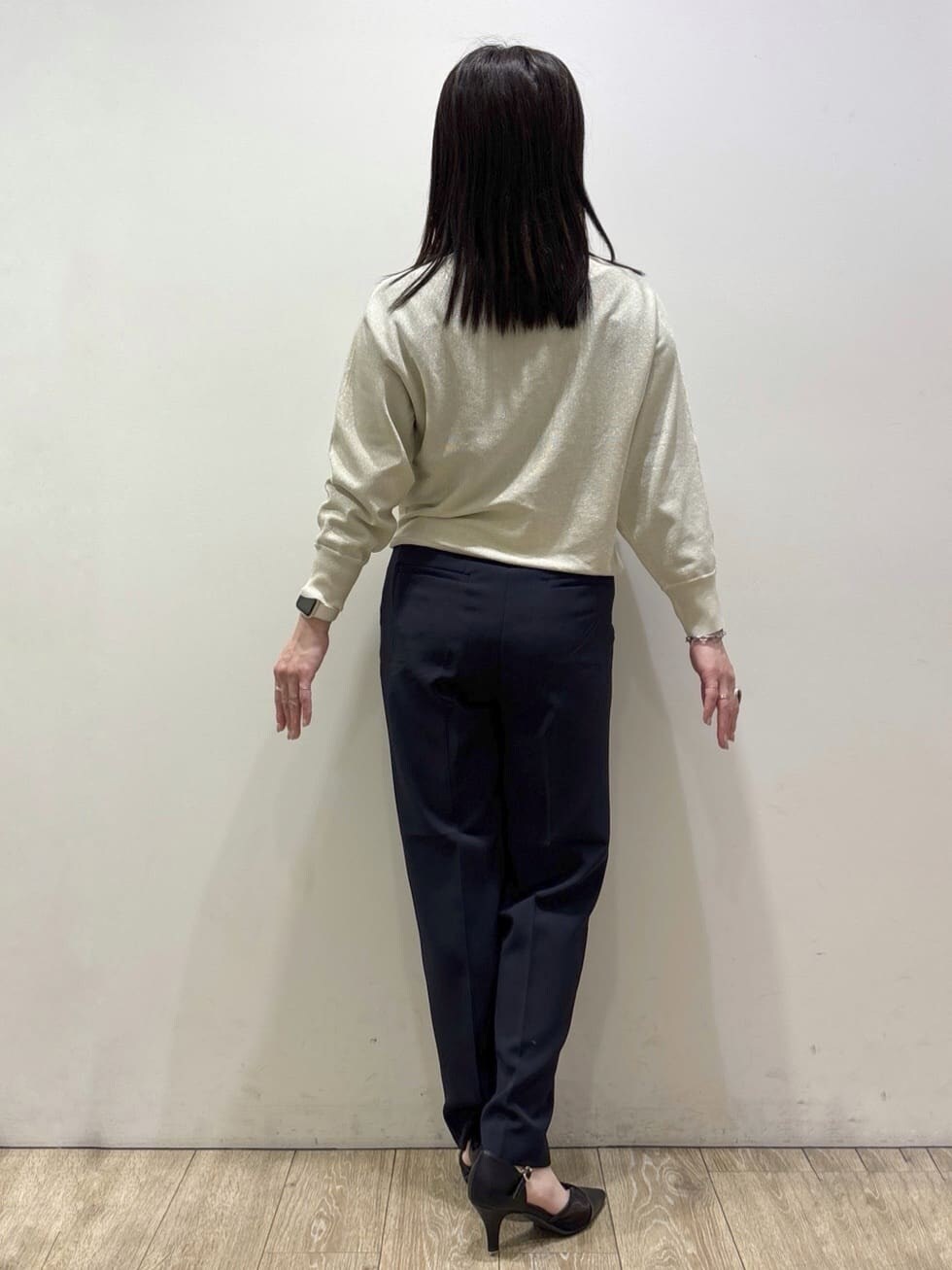 ホワイト系のニット/セーター、ブルー系のその他パンツ、ブラック系のトートバッグを着用したレディースの春コーディネートの6枚目の写真