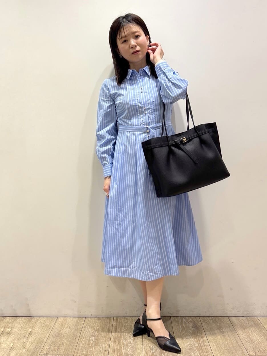 ブラック系のパンプス、ブルー系のワンピース、ブラック系のトートバッグを着用したレディースの春コーディネートの5枚目の写真