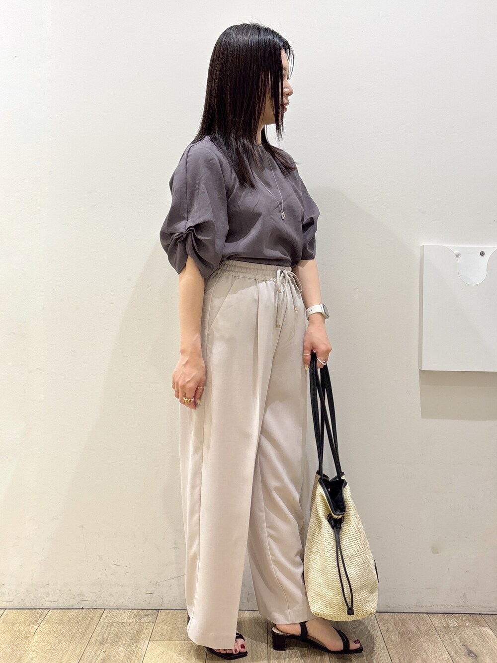 ブラウン系のシャツ/ブラウス、ベージュ系のその他パンツ、ホワイト系のトートバッグを着用したレディースの夏コーディネートの2枚目の写真