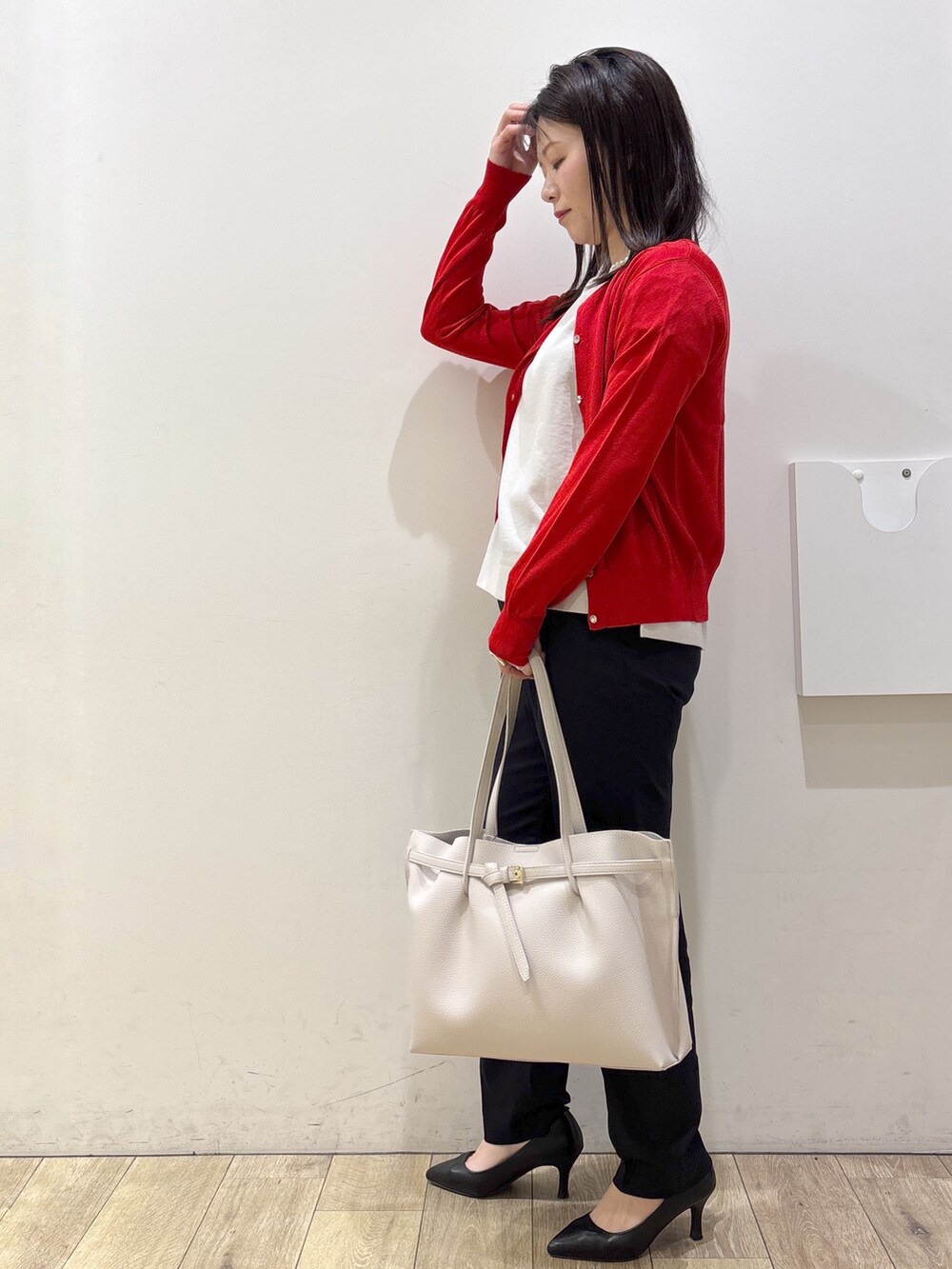 ブラック系のパンプス、グレー系のトートバッグ、ブルー系のその他パンツを着用したレディースの春コーディネートの7枚目の写真