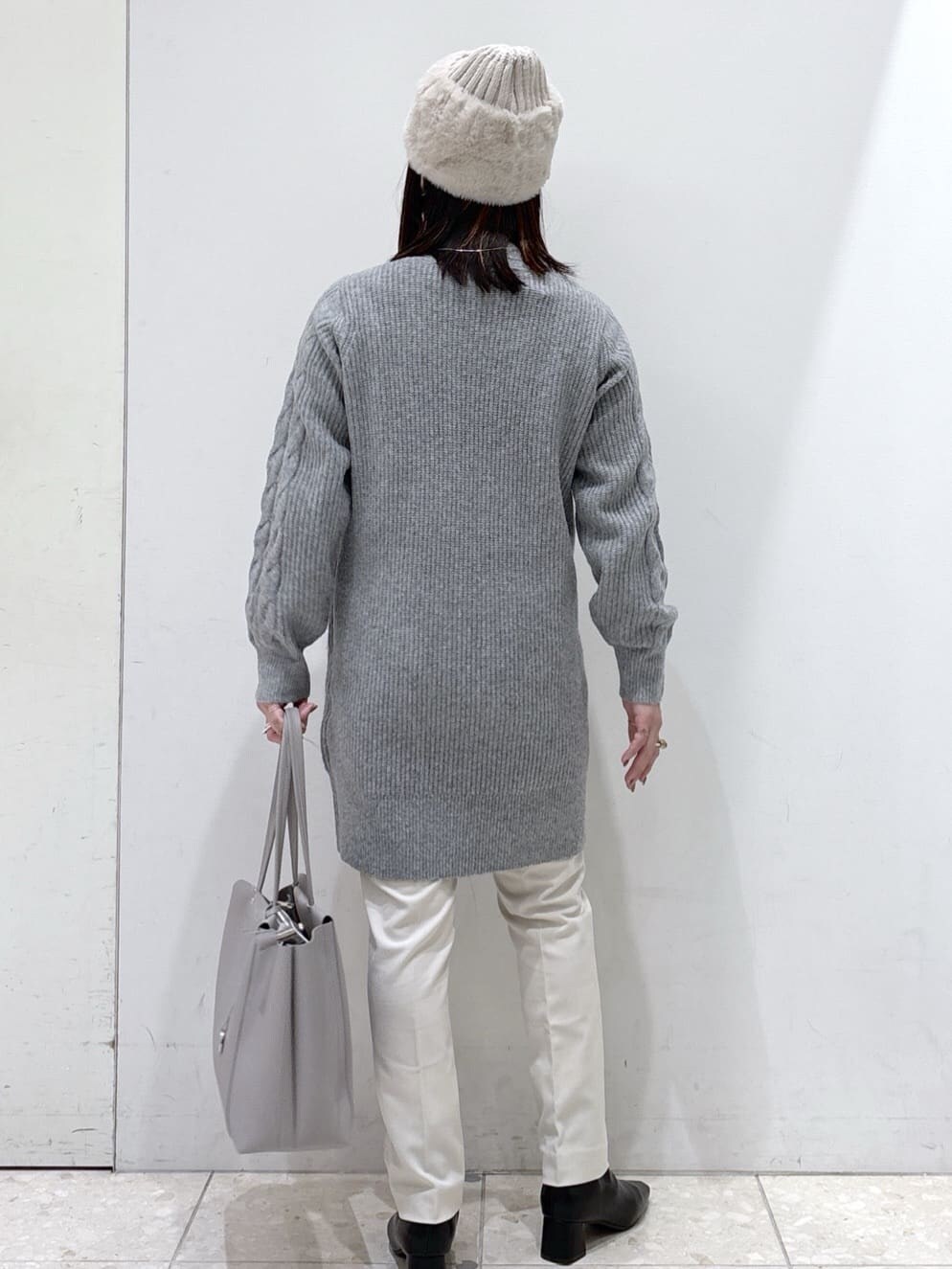 グレー系のワンピース、ベージュ系のその他パンツ、グレー系のトートバッグを着用したレディースの冬コーディネートの3枚目の写真