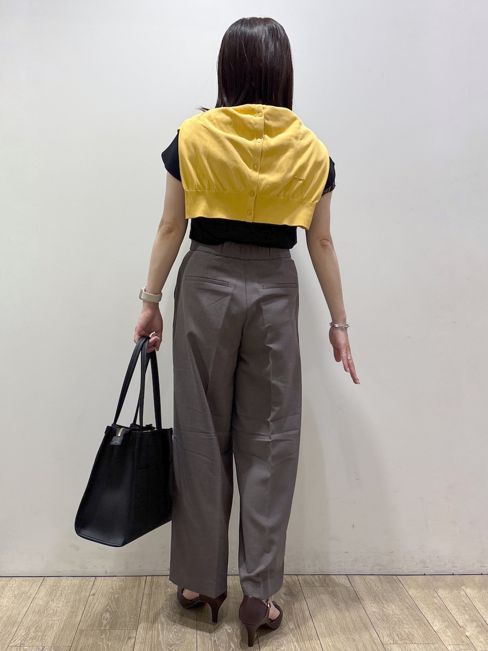 イエロー系のカーディガン/ボレロ、ブラック系のTシャツ/カットソー、ブラウン系のその他パンツを着用したレディースの夏コーディネートの3枚目の写真