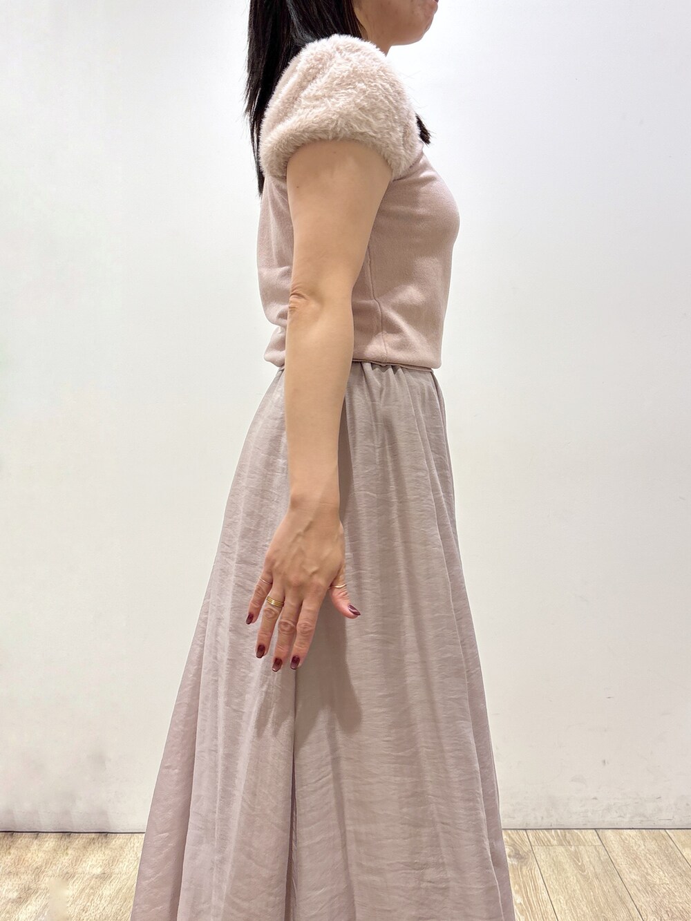レッド系のトートバッグ、レッド系のパンプスを着用したレディースの夏コーディネートの7枚目の写真