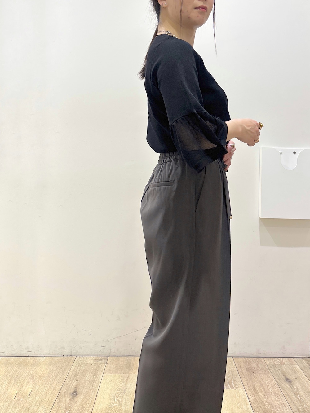ベージュ系のパンプス、グレー系のカーディガン/ボレロ、ベージュ系のトートバッグを着用したレディースの春コーディネートの6枚目の写真