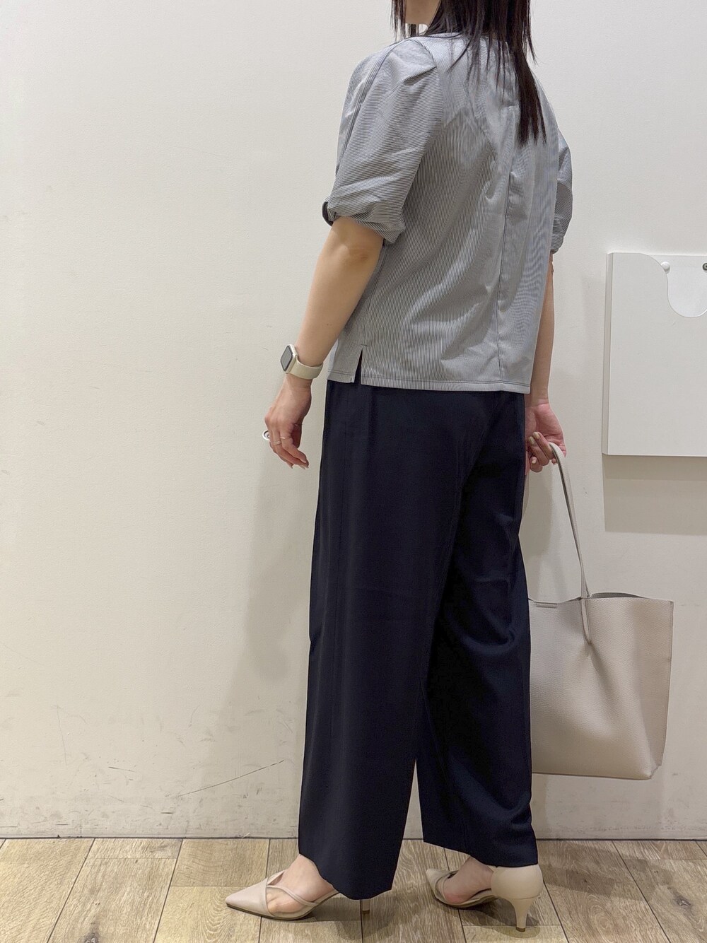グレー系のTシャツ/カットソー、ブルー系のその他パンツ、グレー系のトートバッグを着用したレディースの夏コーディネートの7枚目の写真