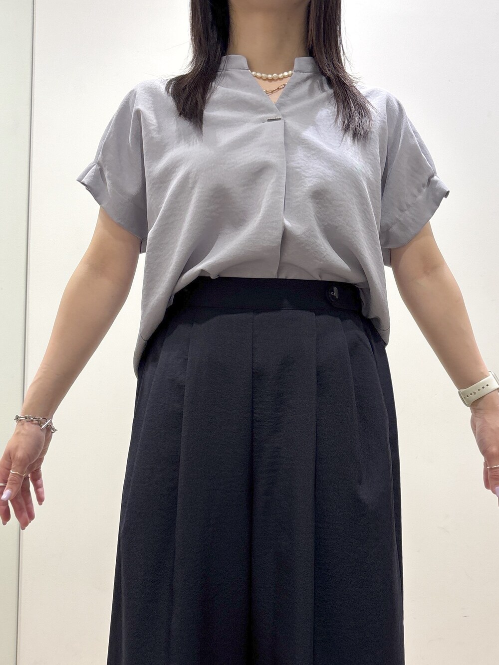 ブルー系のシャツ/ブラウス、ブルー系のその他パンツ、ブラック系のトートバッグを着用したレディースの夏コーディネートの4枚目の写真