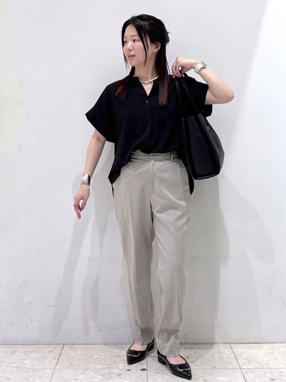 ブラック系のシャツ/ブラウス、ブラウン系のその他パンツ、ブラック系のトートバッグを着用したレディースの夏コーディネートの7枚目の写真