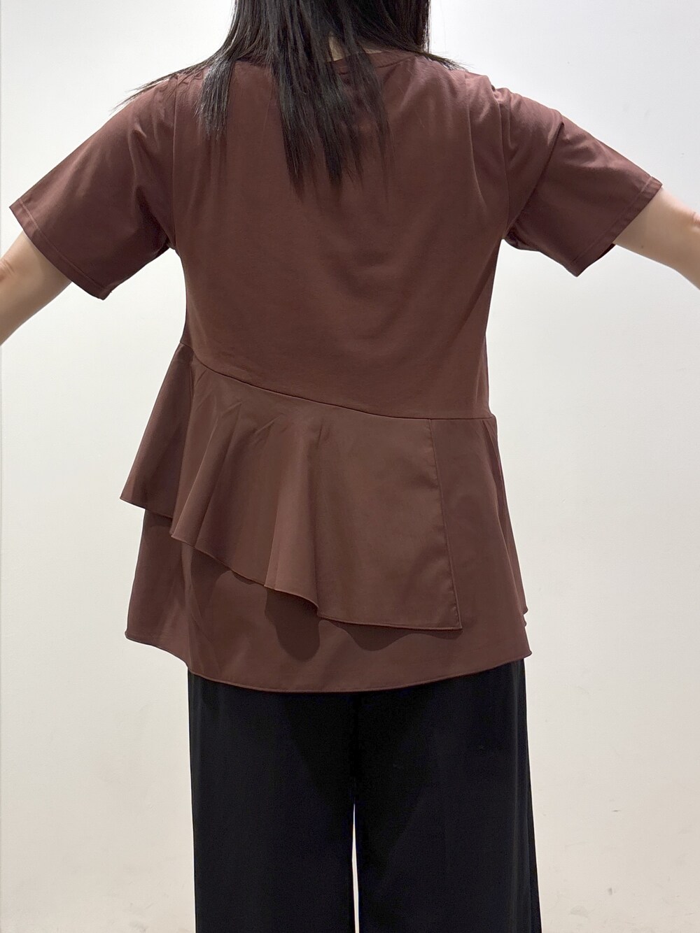 ブラウン系のTシャツ/カットソー、ブラック系のその他パンツ、ブラック系のトートバッグを着用したレディースの夏コーディネートの8枚目の写真