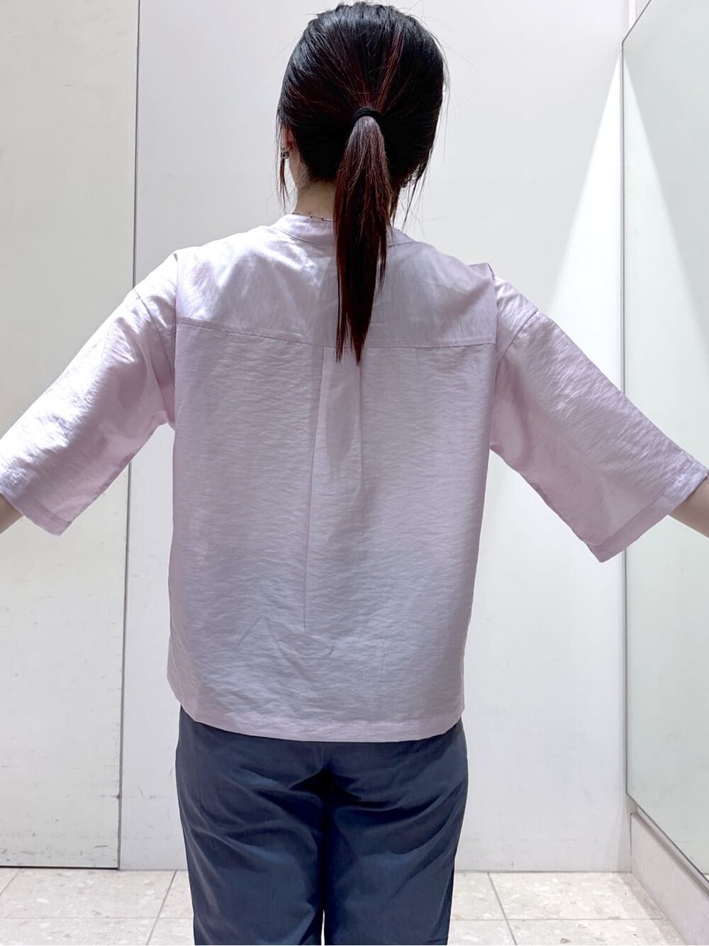 パープル系のシャツ/ブラウス、ホワイト系のタンクトップ、ブルー系のその他パンツを着用したレディースの夏コーディネートの10枚目の写真