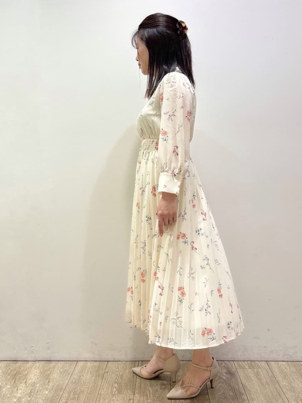 ベージュ系のパンプス、ホワイト系のショルダーバッグ、グレー系のブルゾンを着用したレディースの春コーディネートの6枚目の写真