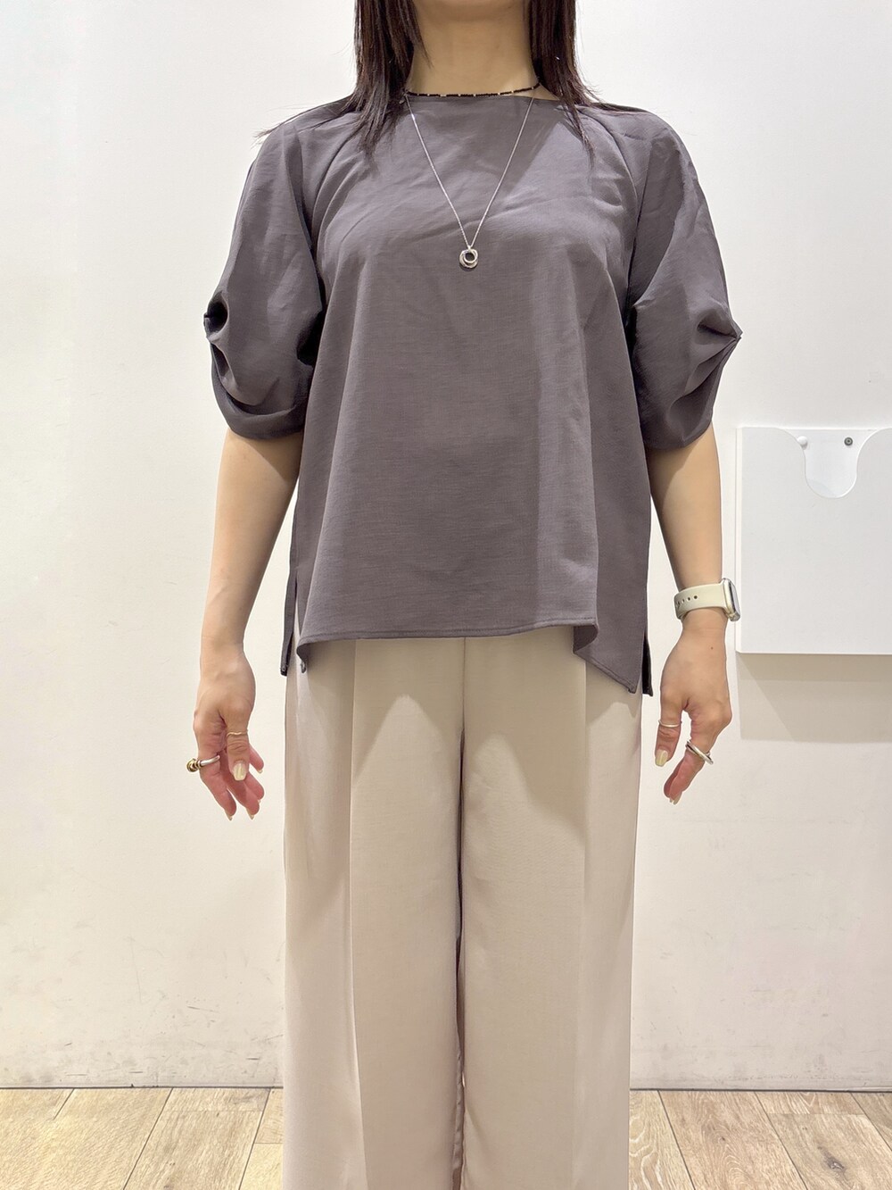 ブラウン系のシャツ/ブラウス、ベージュ系のその他パンツ、ホワイト系のトートバッグを着用したレディースの夏コーディネートの6枚目の写真