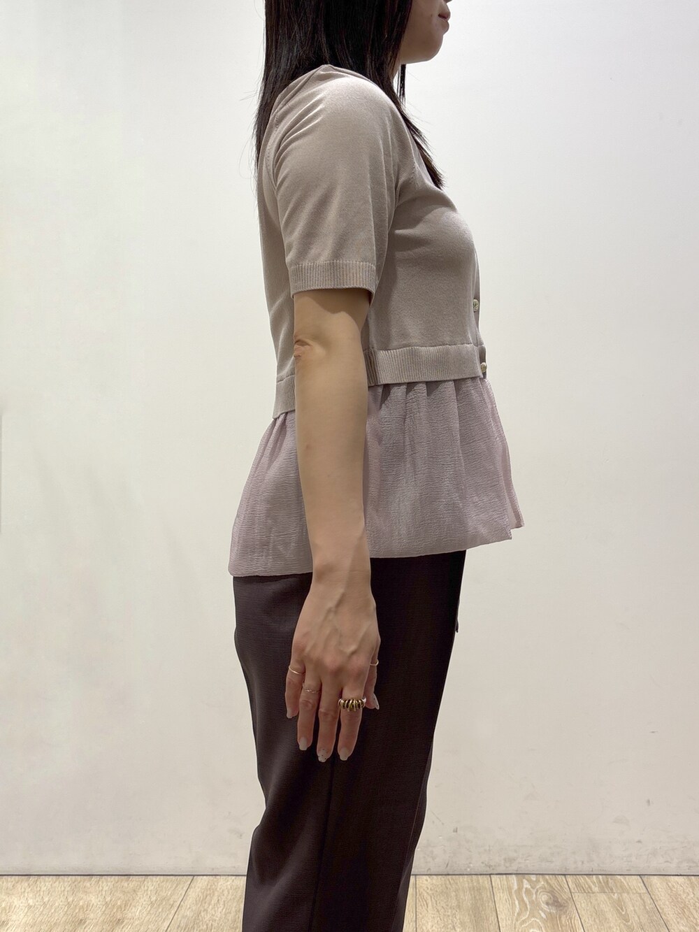 ベージュ系のカーディガン/ボレロ、ブラウン系のその他パンツ、ブラック系のトートバッグを着用したレディースの夏コーディネートの8枚目の写真