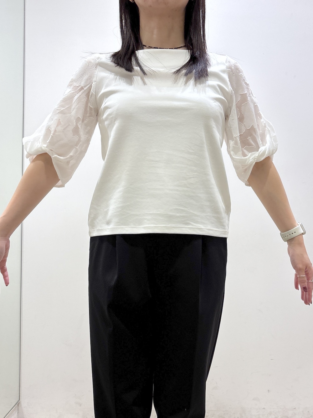 ホワイト系のTシャツ/カットソー、ブラック系のその他パンツ、ブラック系のトートバッグを着用したレディースの秋コーディネートの5枚目の写真