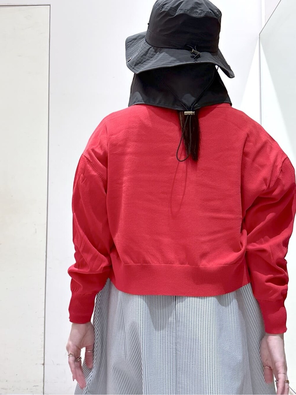 レッド系のカーディガン/ボレロ、ホワイト系のワンピース、ベージュ系のトートバッグを着用したレディースの夏コーディネートの7枚目の写真