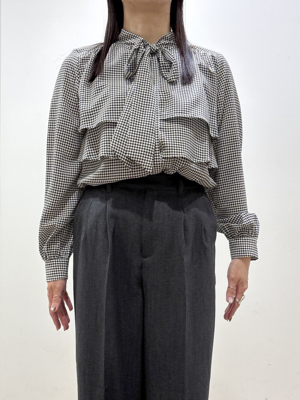 ブラック系のシャツ/ブラウス、グレー系のその他パンツ、ブラック系のトートバッグを着用したレディースの秋コーディネートの5枚目の写真