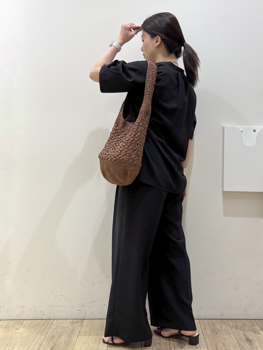 その他のショルダーバッグ、ブラック系のシャツ/ブラウス、ブラック系のその他パンツを着用したレディースの春コーディネートの4枚目の写真