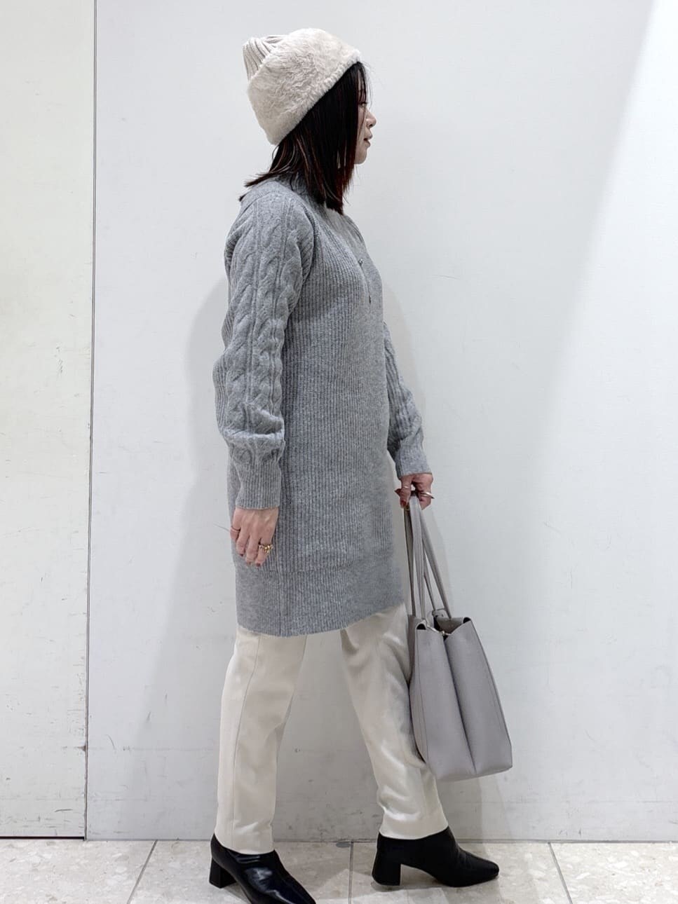 グレー系のワンピース、ベージュ系のその他パンツ、グレー系のトートバッグを着用したレディースの冬コーディネートの2枚目の写真
