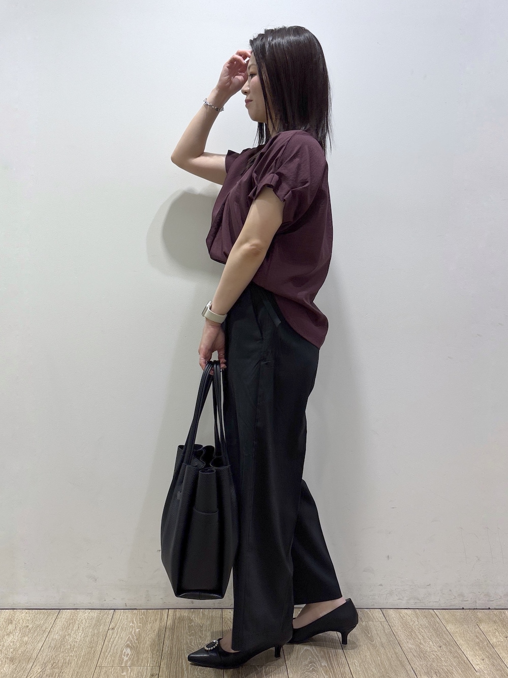 レッド系のシャツ/ブラウス、ブラック系のその他パンツ、ブラック系のトートバッグを着用したレディースの夏コーディネートの4枚目の写真