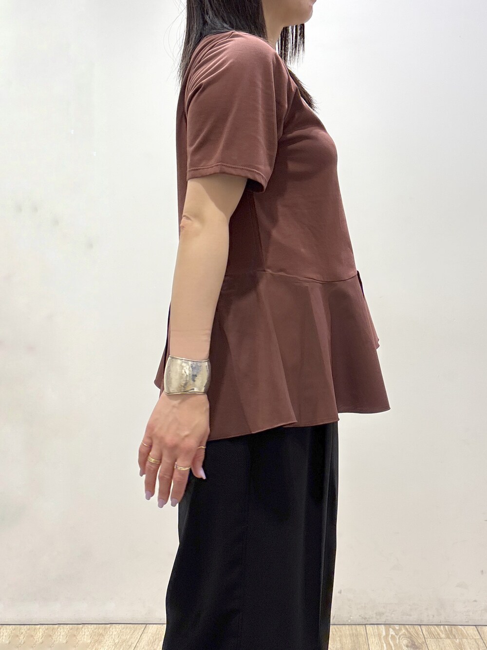 ブラウン系のTシャツ/カットソー、ブラック系のその他パンツ、ブラック系のトートバッグを着用したレディースの夏コーディネートの7枚目の写真
