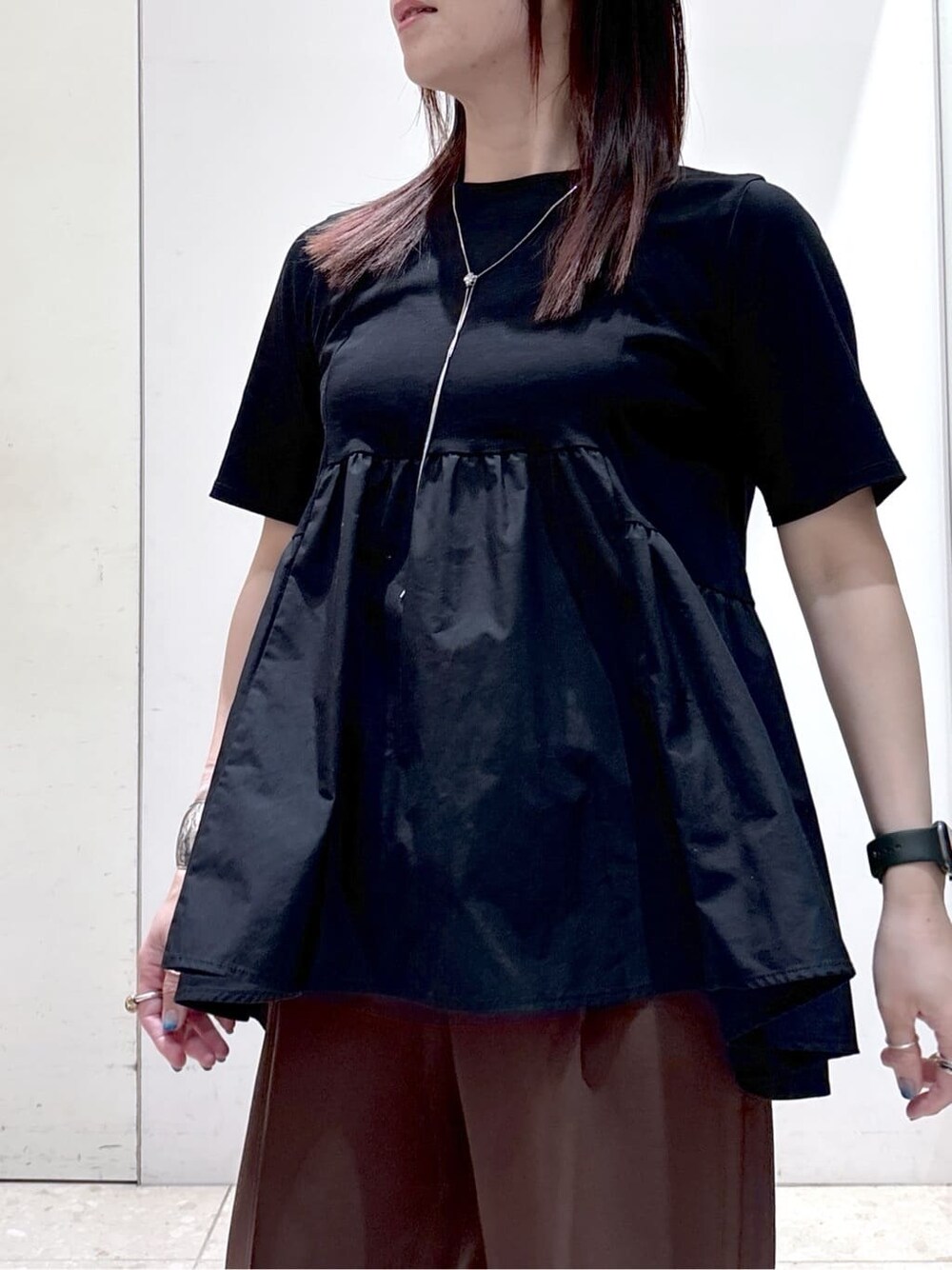 ブラック系のTシャツ/カットソー、ブラウン系のその他パンツ、ブラウン系のトートバッグを着用したレディースの夏コーディネートの6枚目の写真