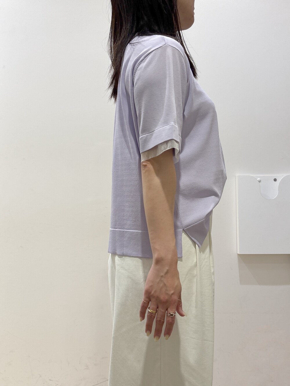 パープル系のニット/セーター、ホワイト系のその他パンツ、ベージュ系のトートバッグを着用したレディースの春コーディネートの9枚目の写真