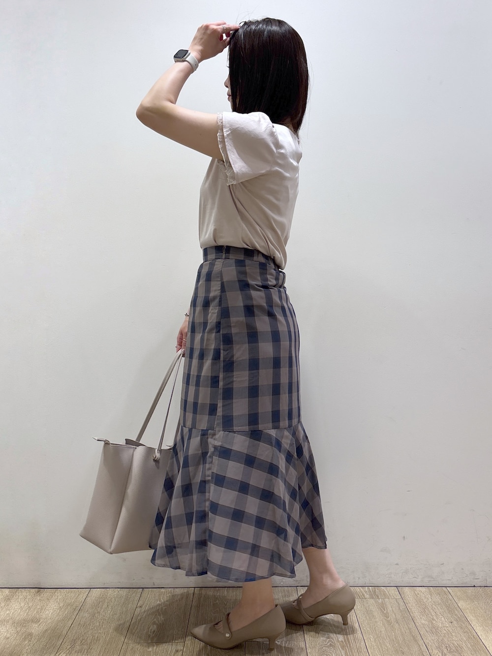 ベージュ系のTシャツ/カットソー、ブラウン系のスカート、グレー系のトートバッグを着用したレディースの夏コーディネートの5枚目の写真