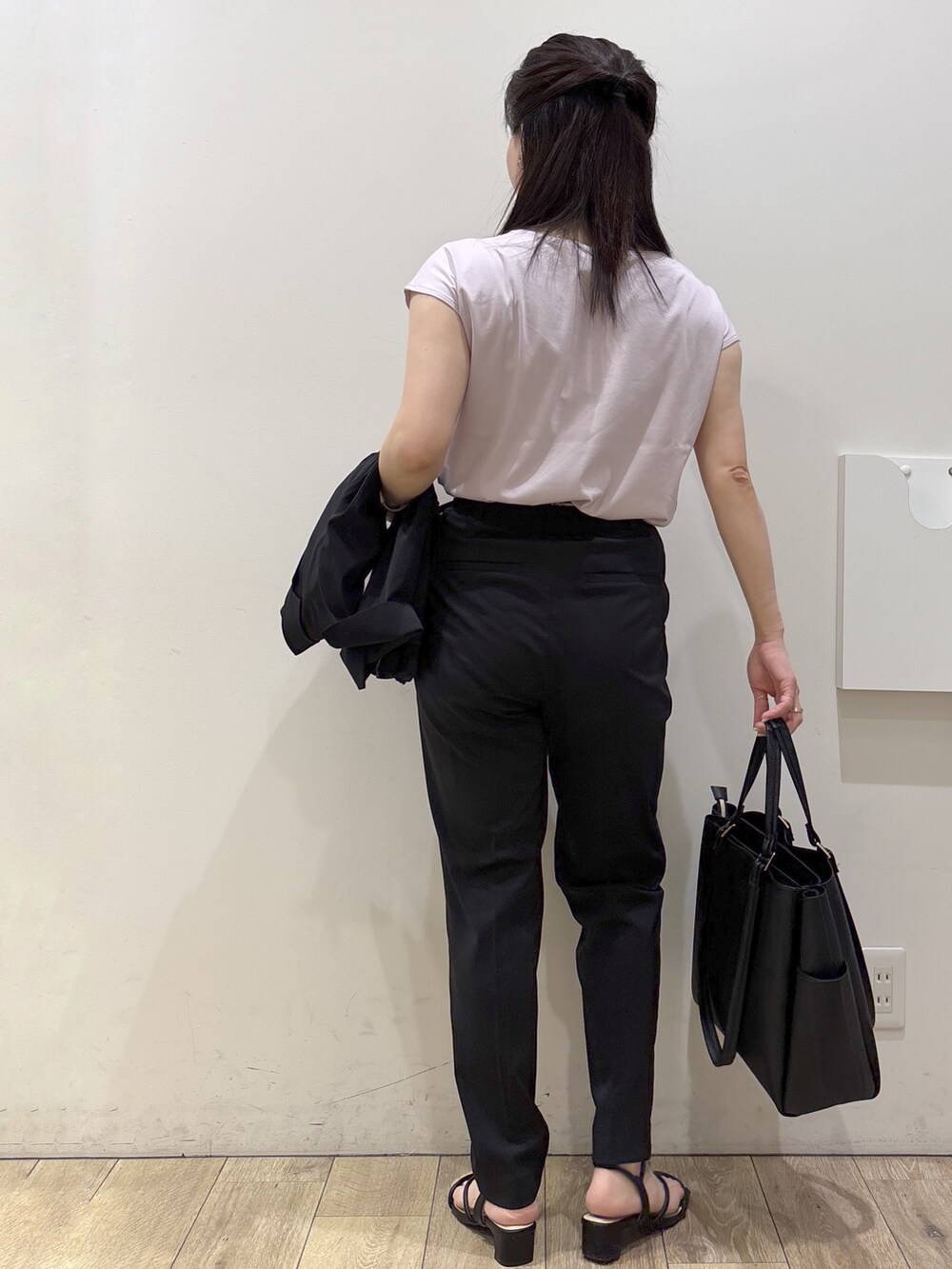 ブラック系のテーラードジャケット、ピンク系のTシャツ/カットソー、ブラック系のその他パンツを着用したレディースの春コーディネートの8枚目の写真