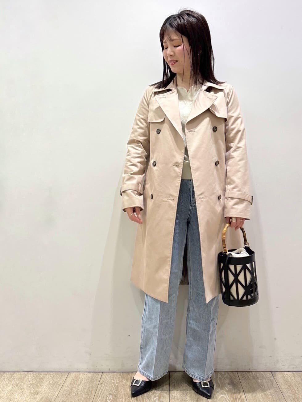 ブルー系のその他パンツ、ベージュ系のトレンチコート、グレー系のスラックスを着用したレディースの春コーディネートの5枚目の写真