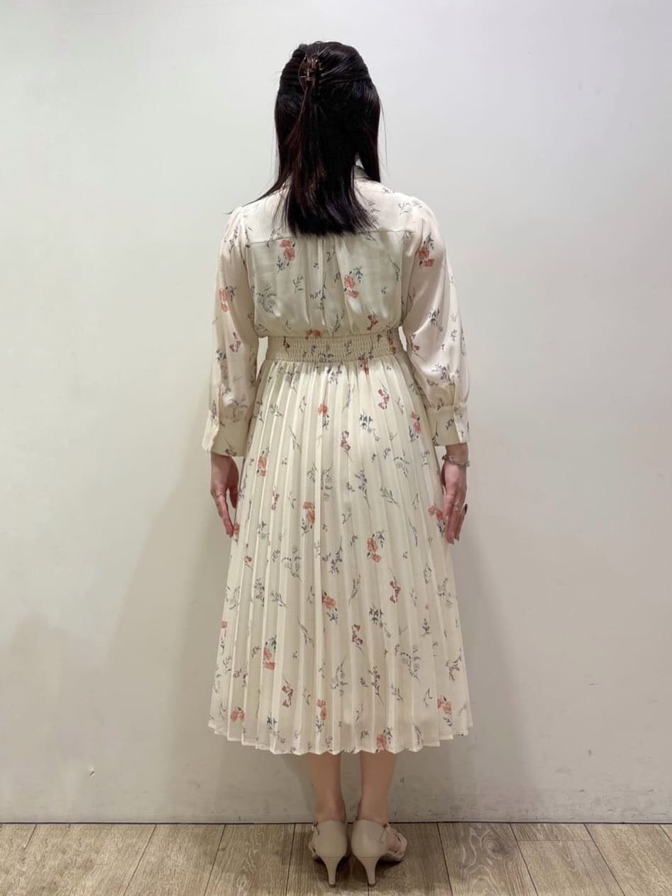 ベージュ系のパンプス、ホワイト系のショルダーバッグ、グレー系のブルゾンを着用したレディースの春コーディネートの7枚目の写真