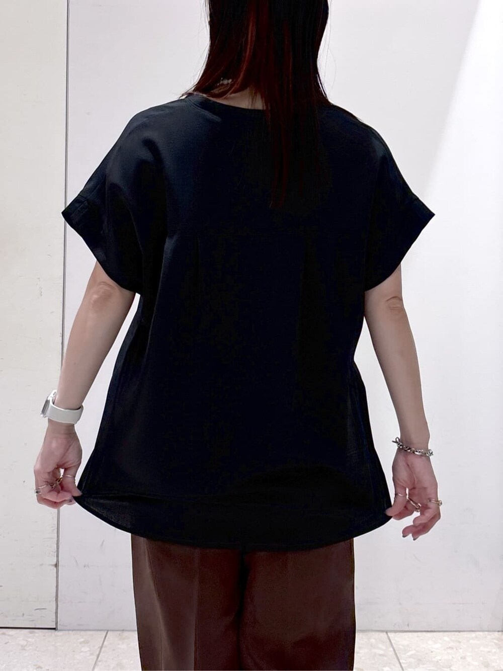 ブラック系のシャツ/ブラウス、ブラウン系のその他パンツ、ブラック系のトートバッグを着用したレディースの夏コーディネートの7枚目の写真
