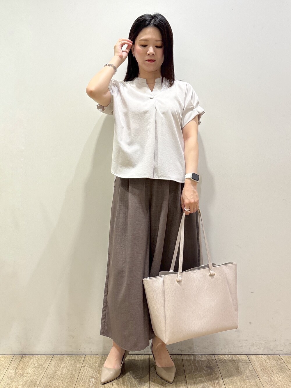 ベージュ系のシャツ/ブラウス、ブラウン系のその他パンツ、グレー系のトートバッグを着用したレディースの夏コーディネートの10枚目の写真
