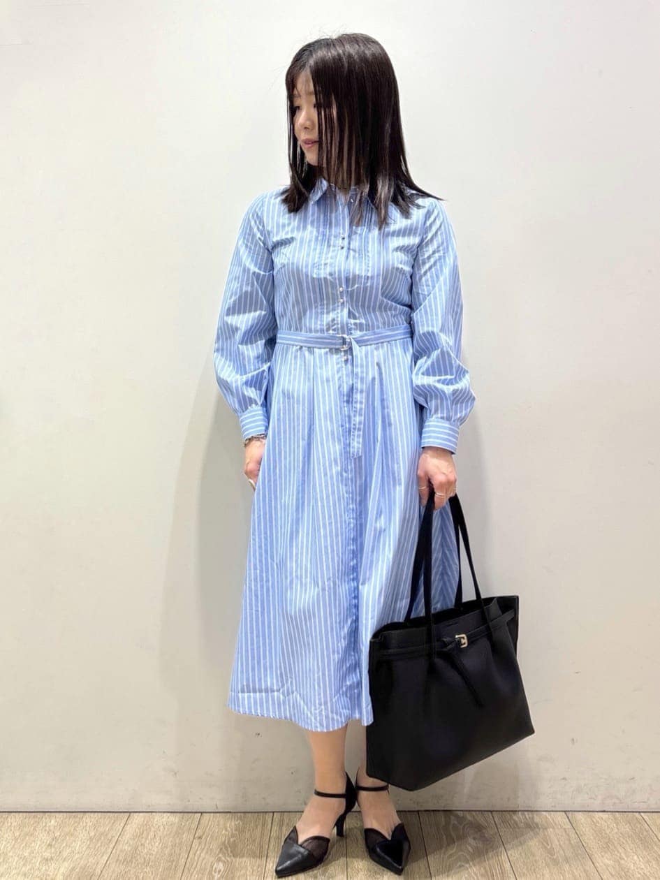 ブラック系のパンプス、ブルー系のワンピース、ブラック系のトートバッグを着用したレディースの春コーディネートの6枚目の写真
