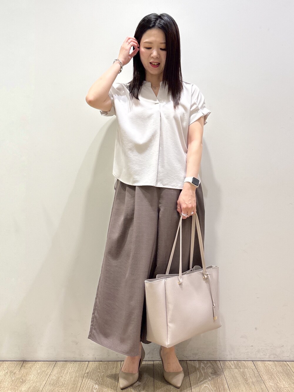 ベージュ系のシャツ/ブラウス、ブラウン系のその他パンツ、グレー系のトートバッグを着用したレディースの夏コーディネートの5枚目の写真